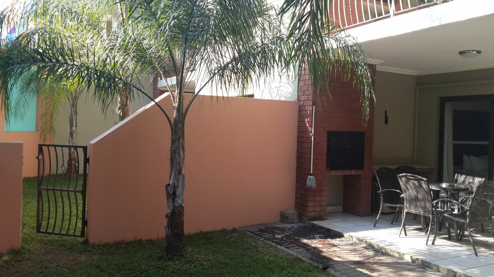 Palm Valley Inn And Day Spa Hartbeespoort Exterior foto